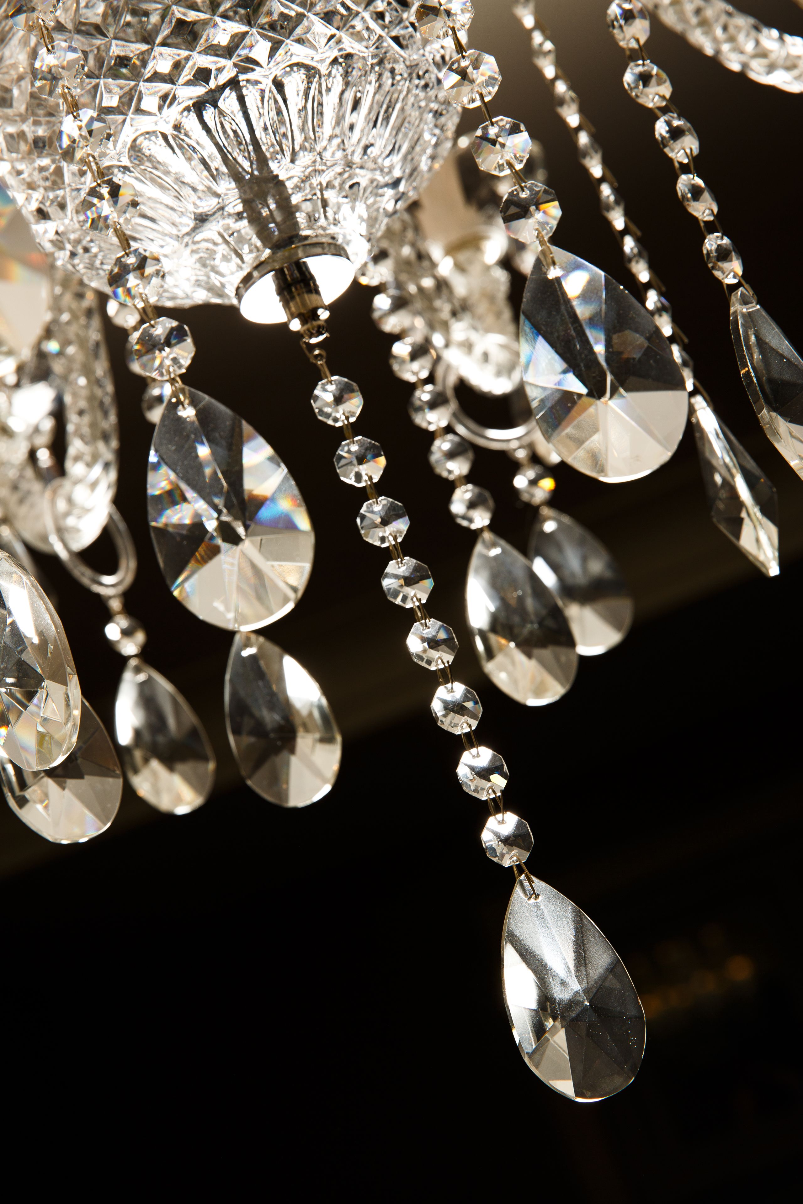 Un candelabro con múltiples detalles de cristal y lágrimas de cristal colgantes.