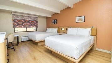 Habitación, 2 camas de matrimonio, no fumadores | Caja fuerte, escritorio, cortinas opacas y tabla de planchar con plancha