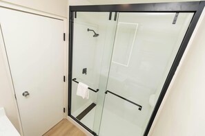 Tina con regadera, amenidades de ba ño gratuitas, toallas 