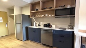 Mesin pembuat kopi/teh, lemari es, dan microwave