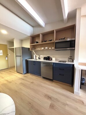 Fridge, microwave, coffee/tea maker - Ramada by Wyndham Davenport Orlando South (Davenport)