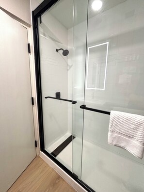 Tina con regadera, amenidades de baño gratuitas, toallas 