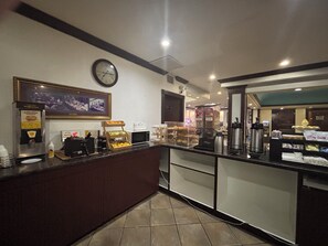 Free daily full breakfast - Ramada by Wyndham Davenport Orlando South (Davenport)