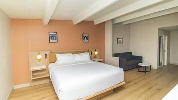 Studio Suite, 1 King Bed, Non Smoking, Kitchen