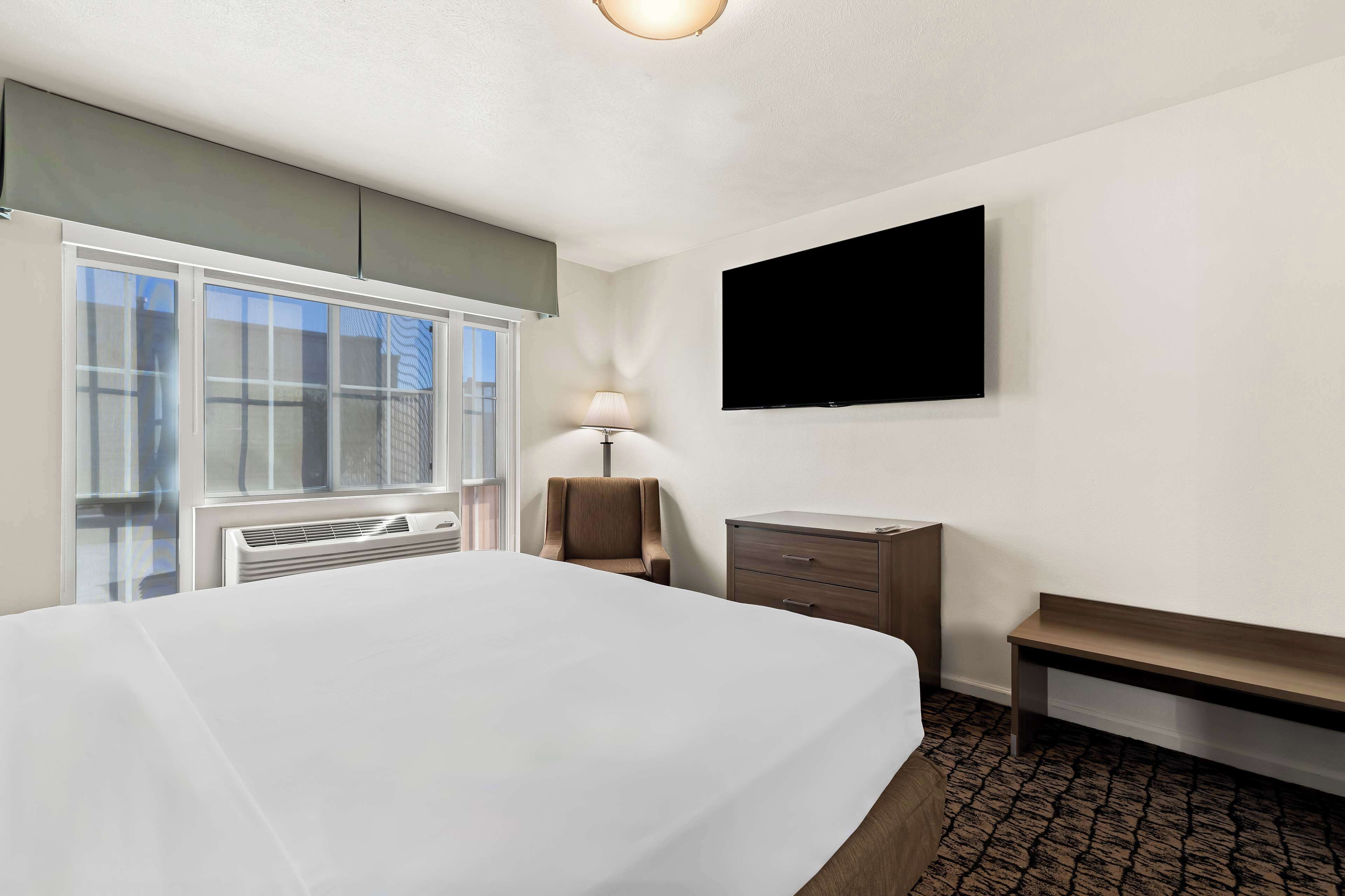 suite, 1 king bed, non smoking, refrigerator & microwave | in-room safe, iron/ironing board, free wifi, bed sheets