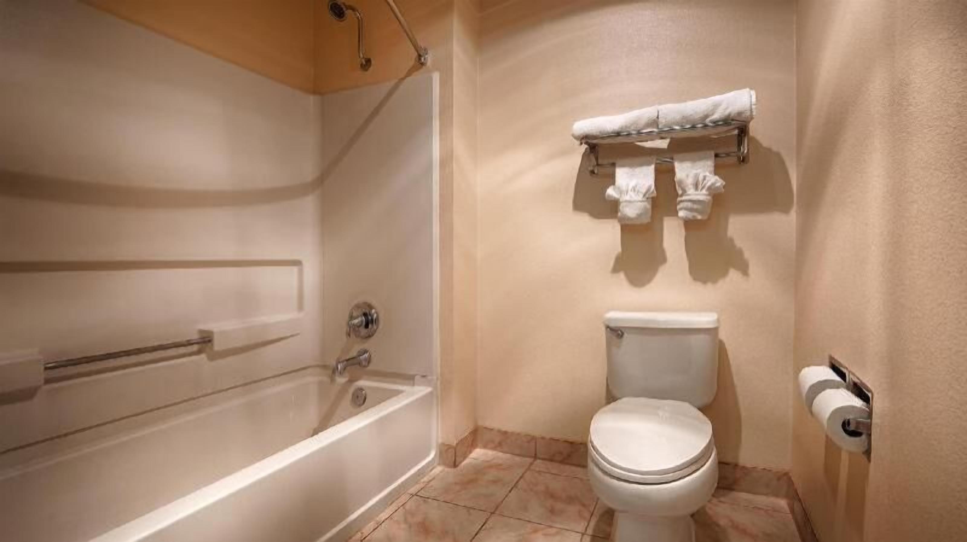 Bathroom | Free toiletries, towels