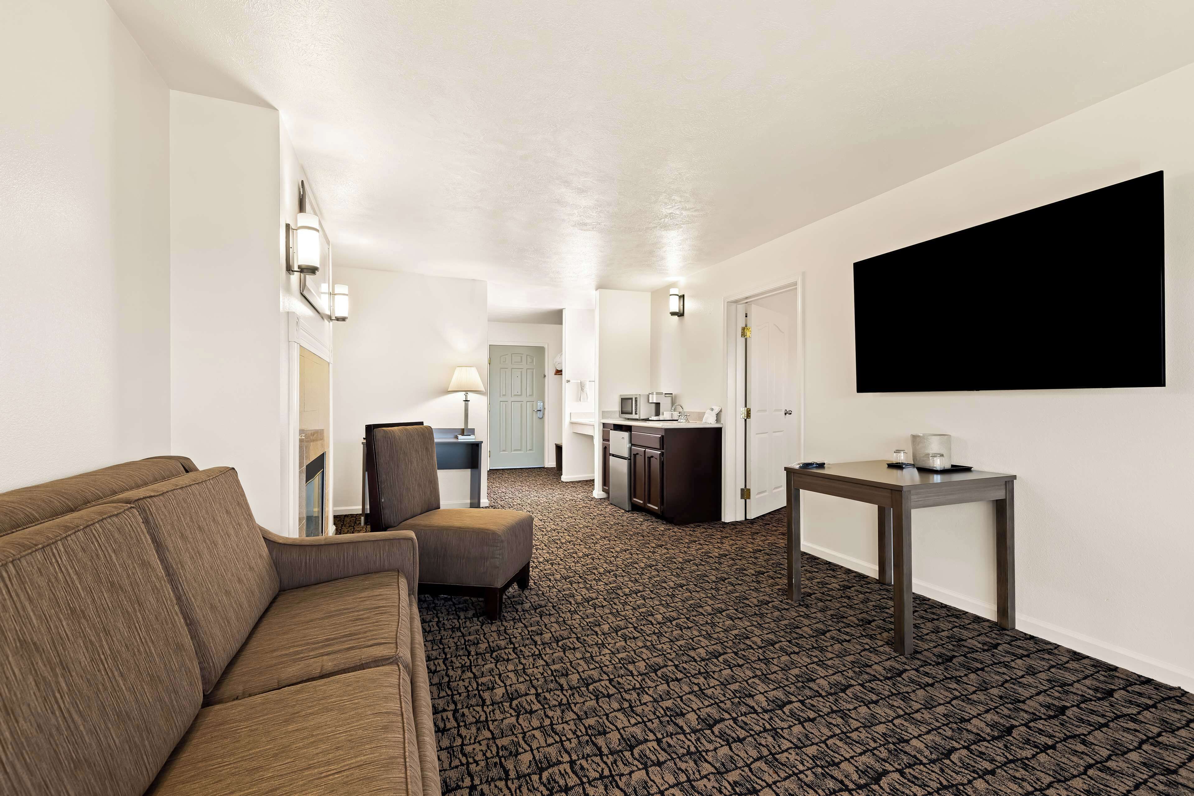 suite, 1 king bed with sofa bed, accessible, bathtub (with sofabed) | in-room safe, iron/ironing board, free wifi, bed sheets