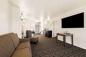 Suite, 1 kingsize-seng med sovesofa, tilgjengelighetstilpasset, badekar (with Sofabed) | Safe på rommet, strykejern/-brett, wi-fi (inkludert) og sengetøy