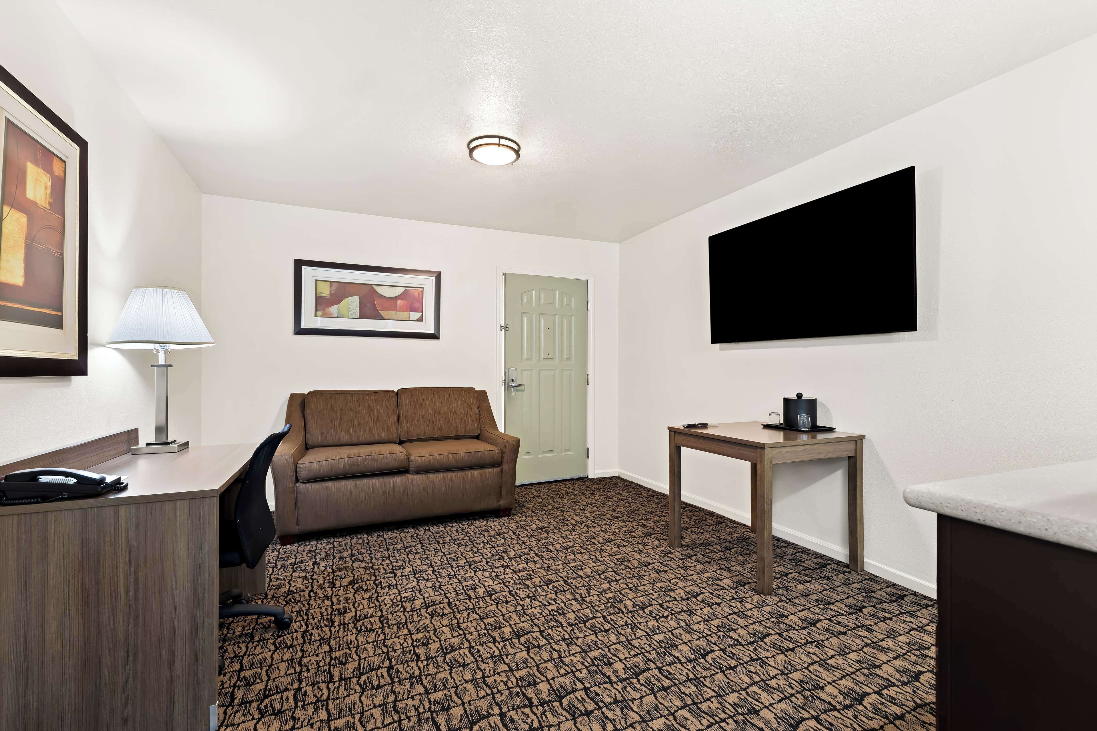 suite, 1 king bed, non smoking, refrigerator & microwave | in-room safe, iron/ironing board, free wifi, bed sheets