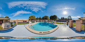 Una piscina al aire libre de temporada