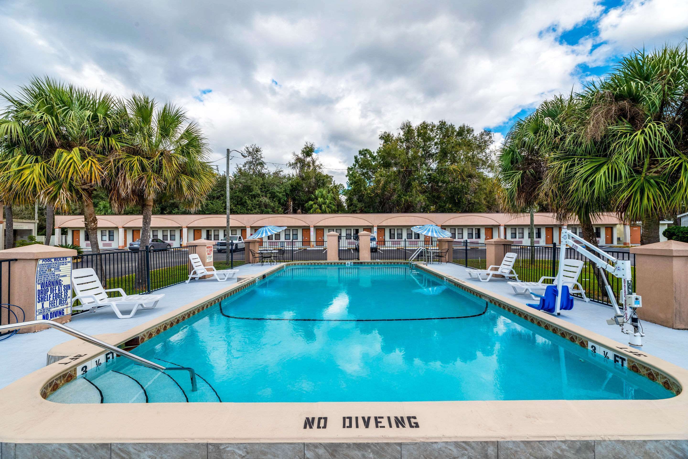 Una piscina al aire libre de temporada