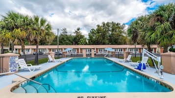 Una piscina al aire libre de temporada