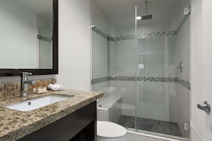 Combined shower/tub, free toiletries, hair dryer, towels