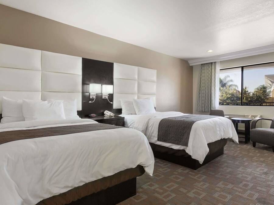 Quarto casal, 2 camas de casal | Camas Select Comfort, cofres nos quartos, escrivaninha