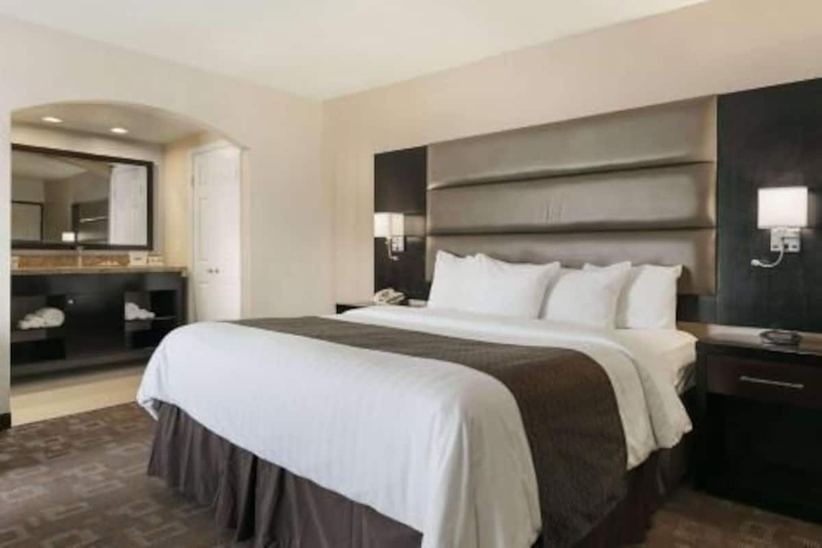 Select Comfort beds, in-room safe, desk, laptop workspace