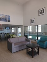Un vestíbulo amplio con vista a la piscina, un comedor y un sofá.