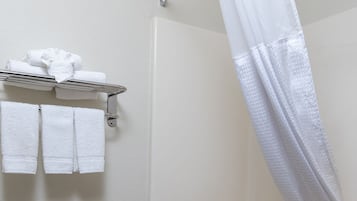 Ensemble baignoire-douche, articles de toilette (gratuits)