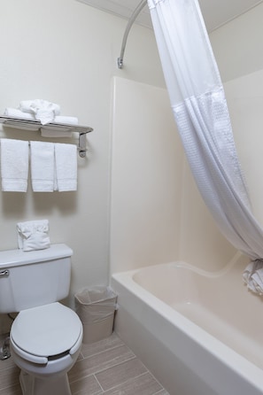 Combined shower/tub, free toiletries, hair dryer, towels