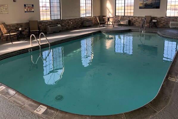 Indoor pool, sun loungers