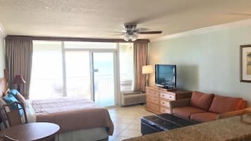 Suite estudio, vista al océano | Tabla de planchar con plancha, wifi gratis y ropa de cama
