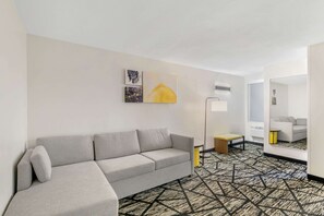 Decoración personalizada, muebles diferentes y escritorio 