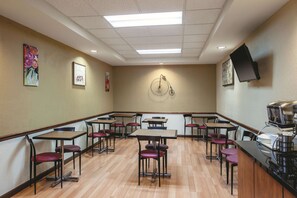 Free daily on-the-go breakfast - La Quinta Inn & Suites by Wyndham Davis (Davis)