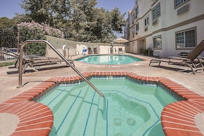 Outdoor pool, open 10:00 AM to 10:00 PM, sun loungers - La Quinta Inn & Suites by Wyndham Davis (Davis)