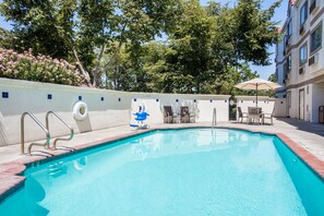 Outdoor pool, open 10:00 AM to 10:00 PM, sun loungers - La Quinta Inn & Suites by Wyndham Davis (Davis)