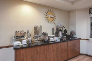 Free daily on-the-go breakfast - La Quinta Inn & Suites by Wyndham Davis (Davis)