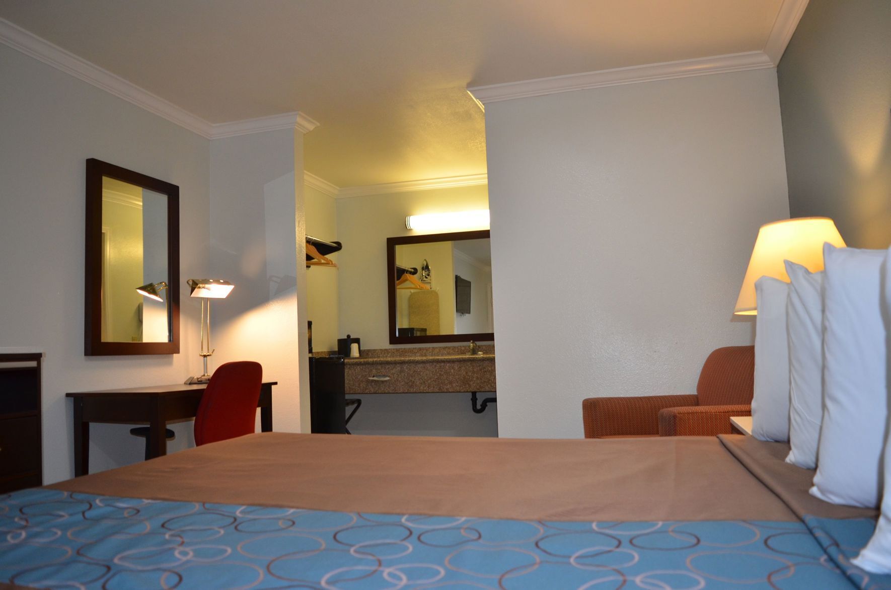 Minibar, in-room safe, desk, iron/ironing board