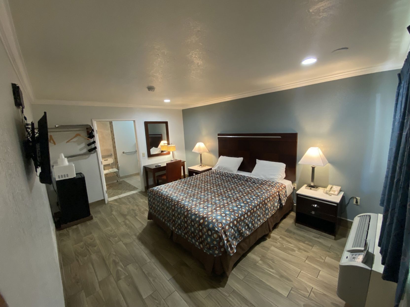 Minibar, in-room safe, desk, iron/ironing board