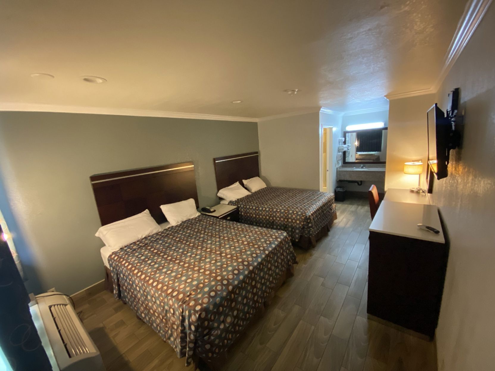 Minibar, in-room safe, desk, iron/ironing board