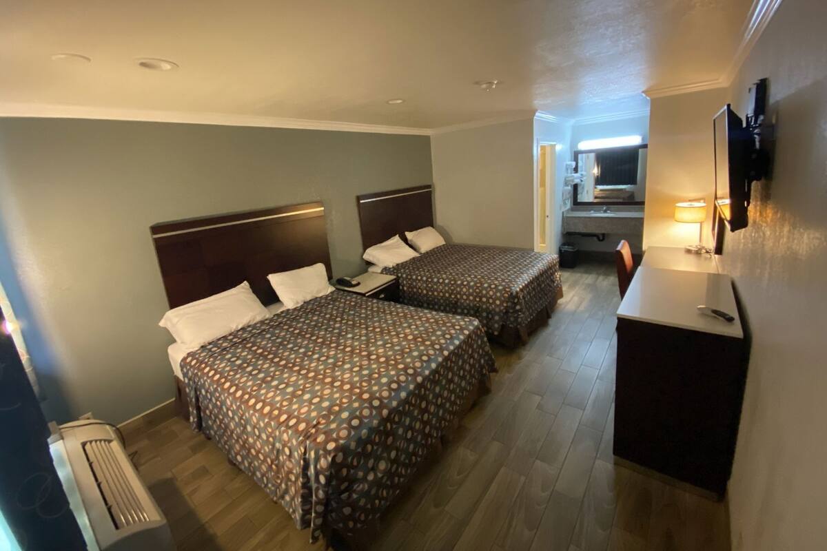 Minibar, in-room safe, desk, iron/ironing board