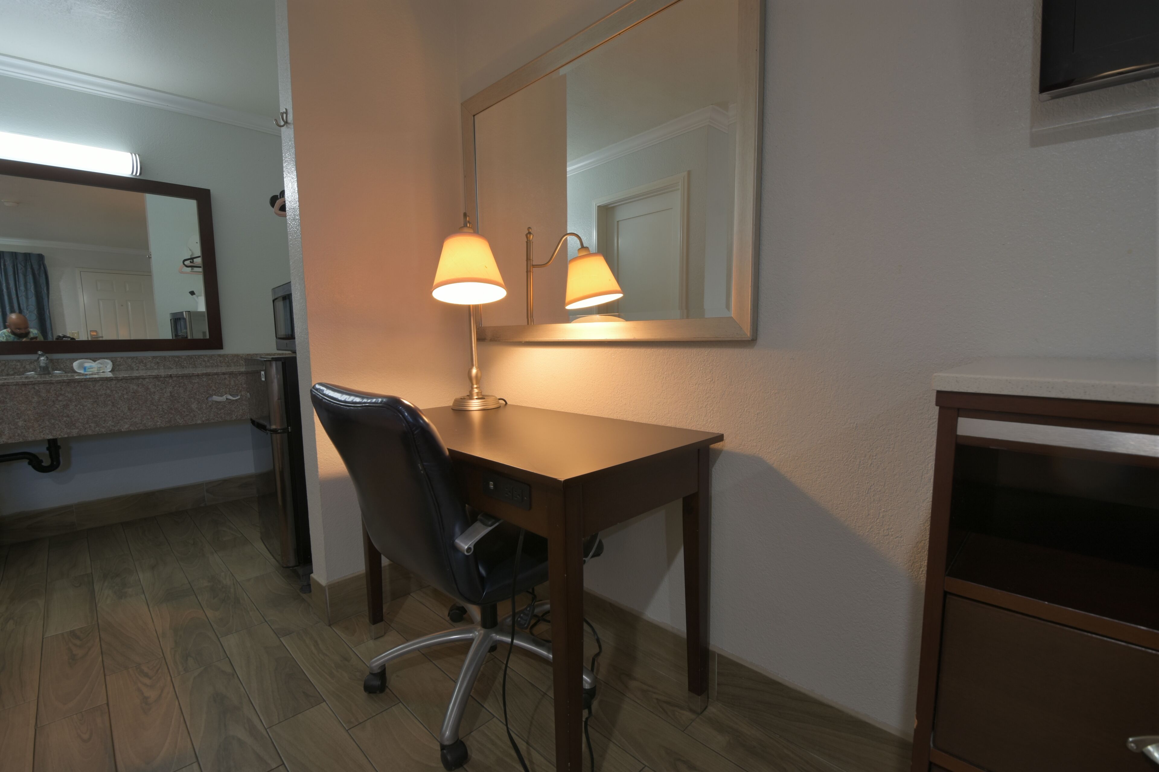 미니바, 객실 내 금고, 책상, 다리미/다리미판