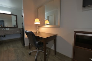 Minibar, Zimmersafe, Schreibtisch, Bügeleisen/Bügelbrett