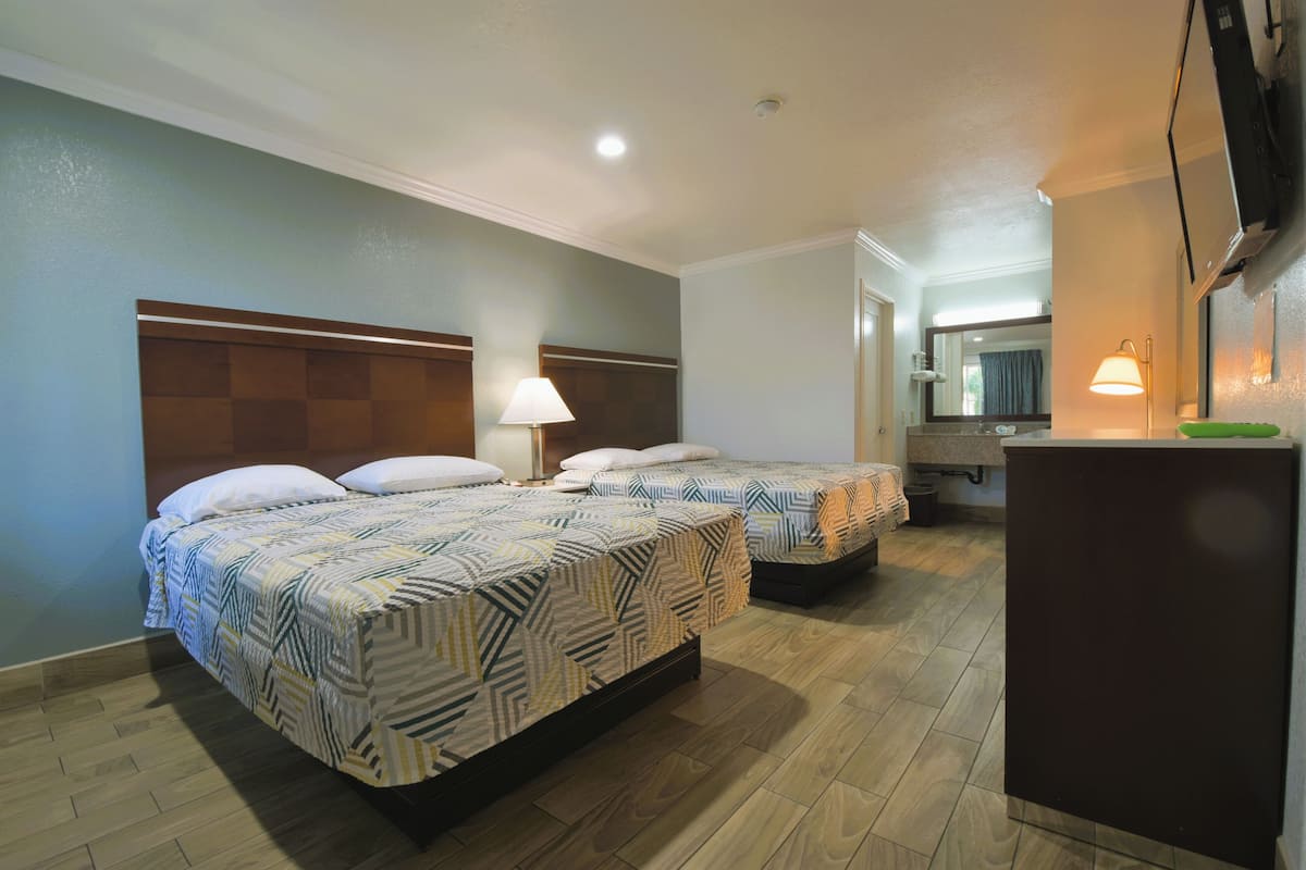 Standard Room, 2 Katil Ratu (Queen), Non Smoking | Bar mini, peti besi dalam bilik, meja, seterika/papan seterika