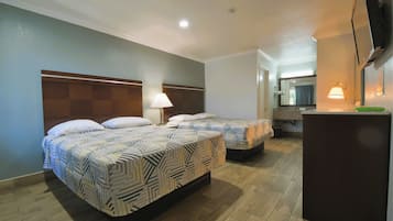 Camera Standard, 2 letti queen, non fumatori | Minibar, una cassaforte in camera, una scrivania, ferro/asse da stiro