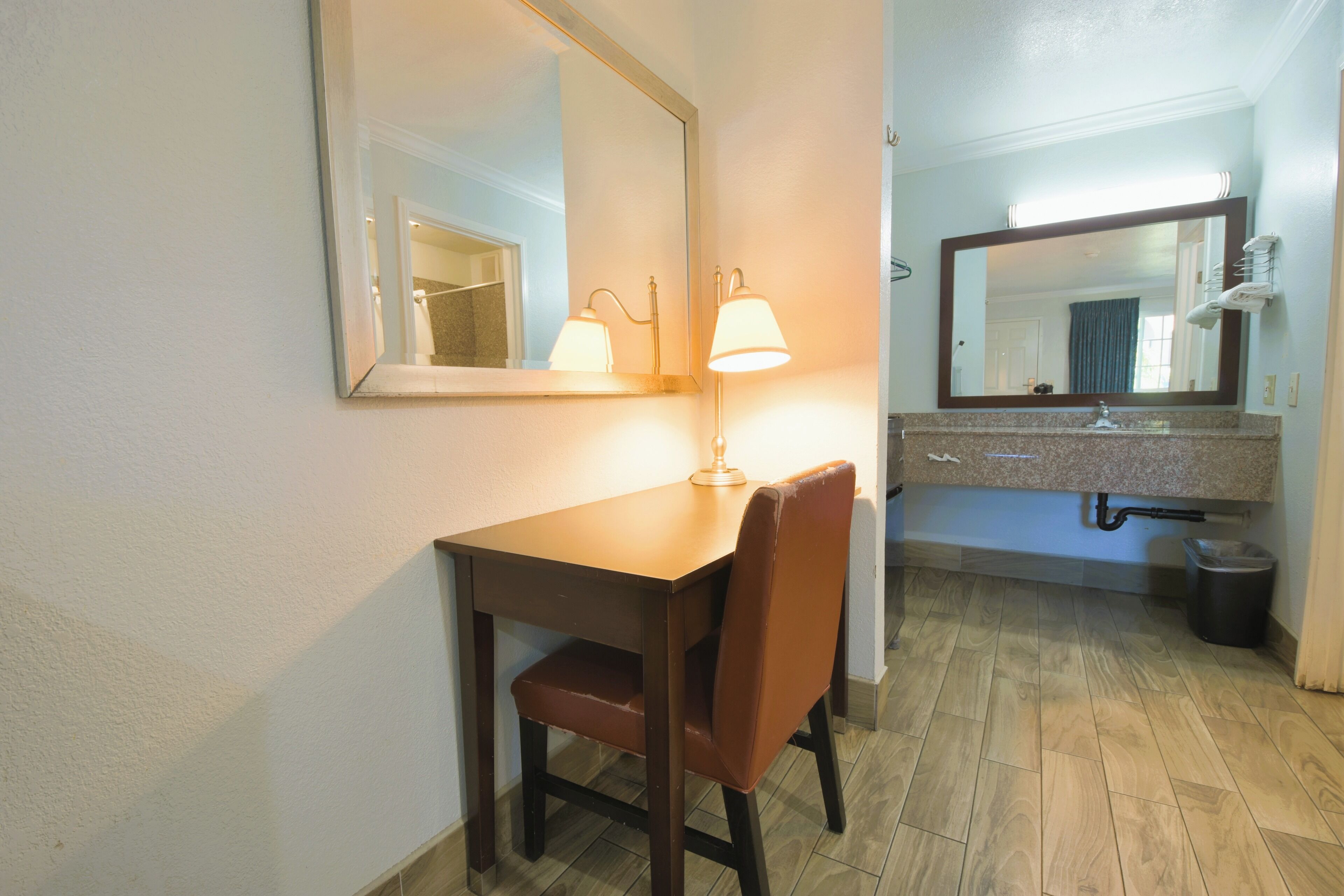 Rom – standard, 1 kingsize-seng, røyk | Minibar, safe på rommet, skrivebord og strykejern/-brett