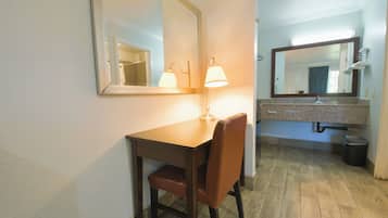 Rom – standard, 1 kingsize-seng, røyk | Minibar, safe på rommet, skrivebord og strykejern/-brett