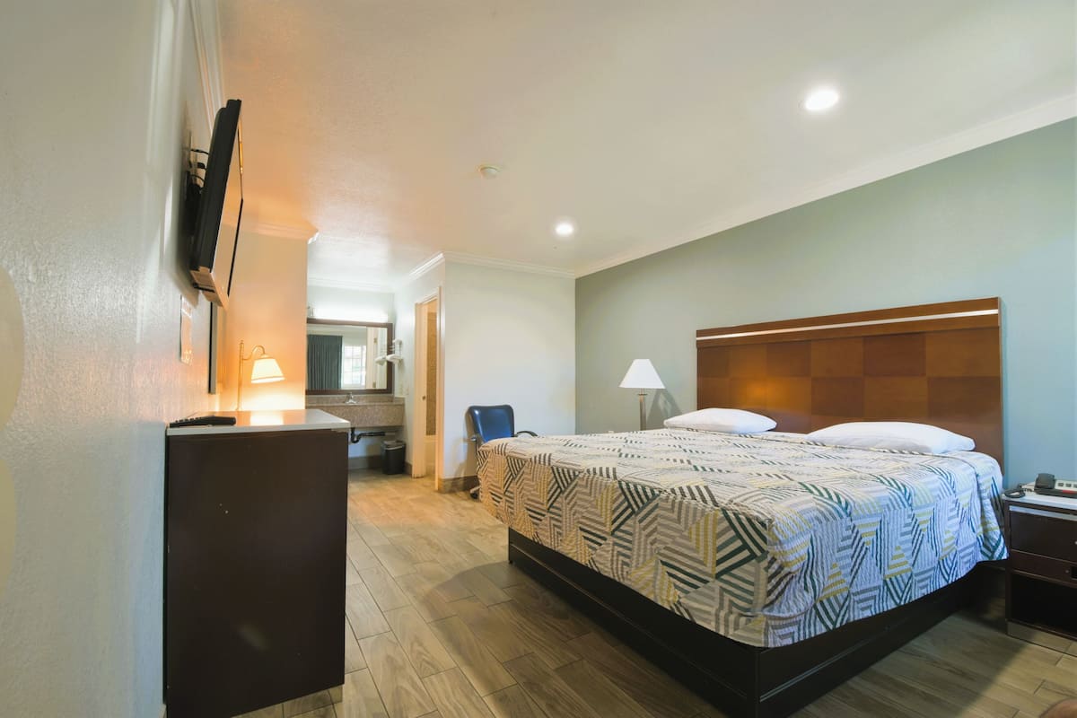 Bar mini, peti besi dalam bilik, meja, seterika/papan seterika