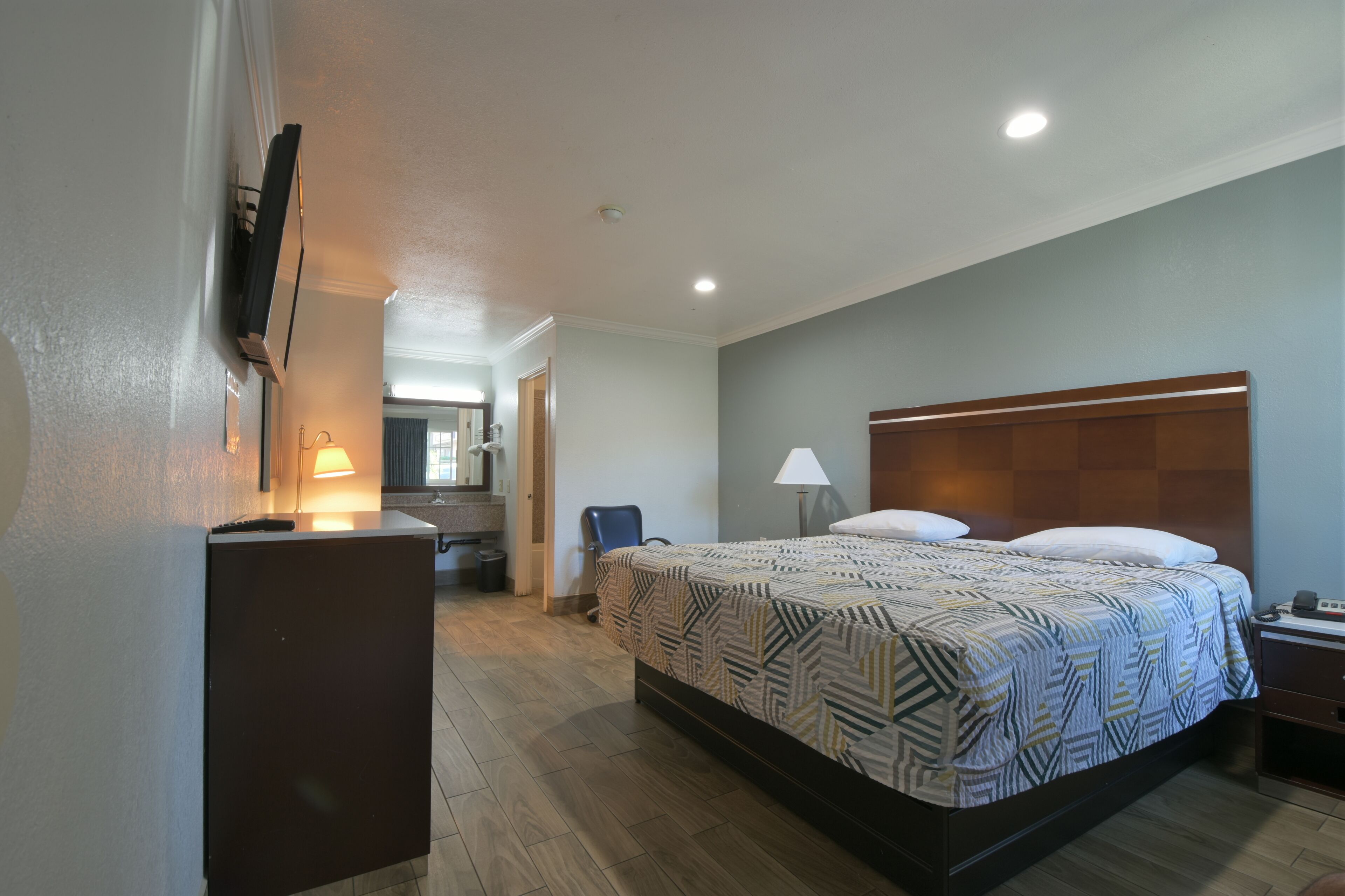 Minibar, in-room safe, desk, iron/ironing board