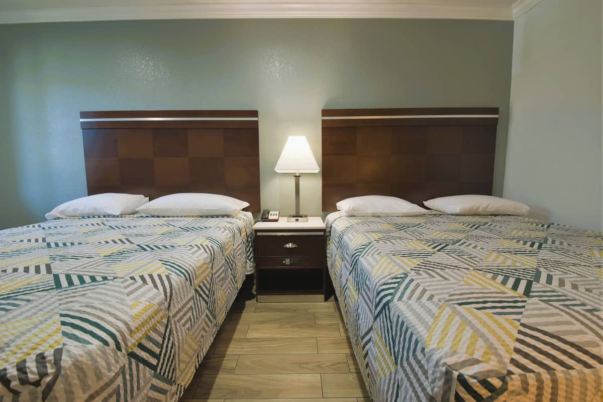 Standard Room, 2 Katil Ratu (Queen), Smoking | Bar mini, peti besi dalam bilik, meja, seterika/papan seterika