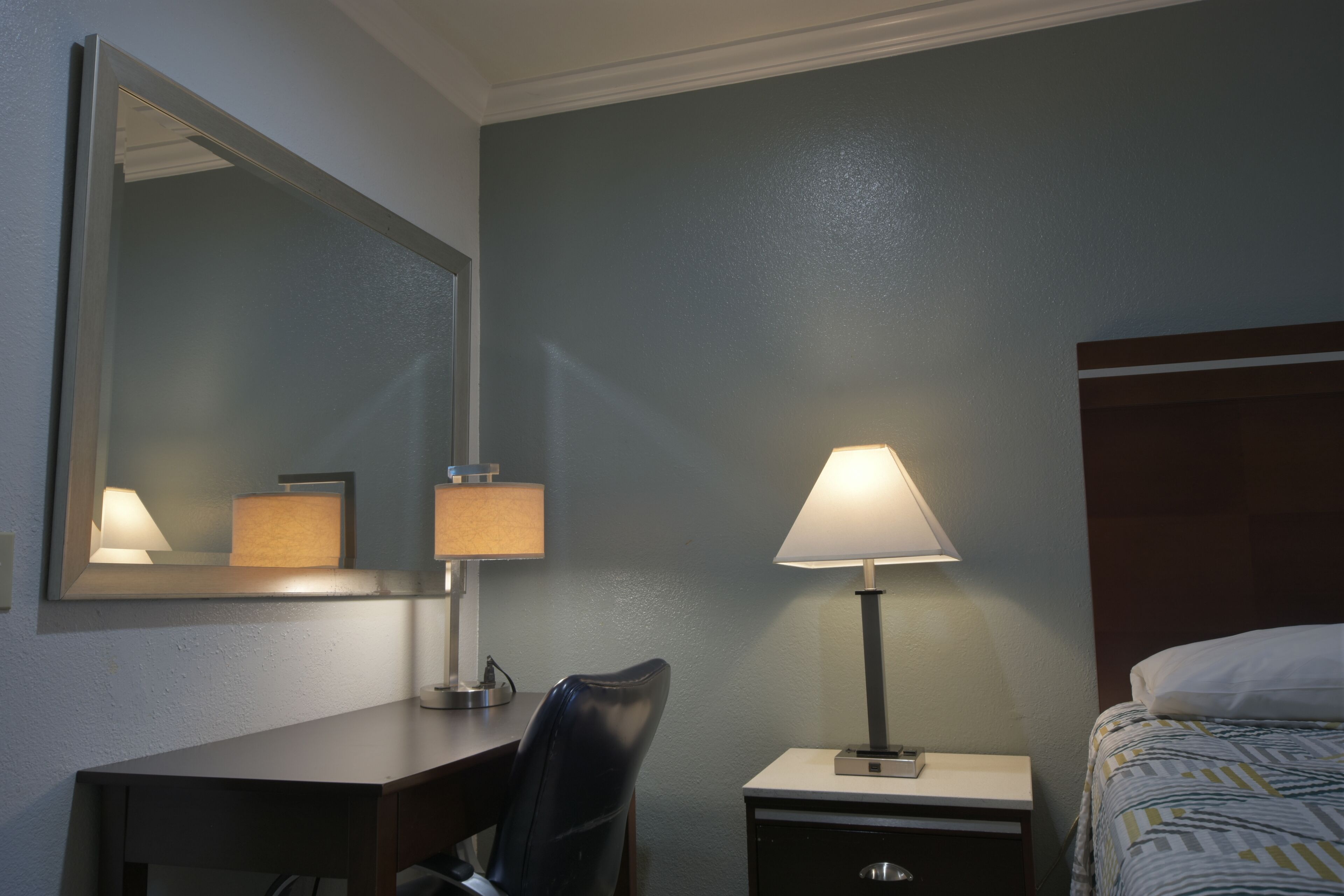 Standard Room, 1 King Bed, Accessible | Minibar, in-room safe, desk, iron/ironing board