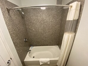 Combined shower/bathtub, towels