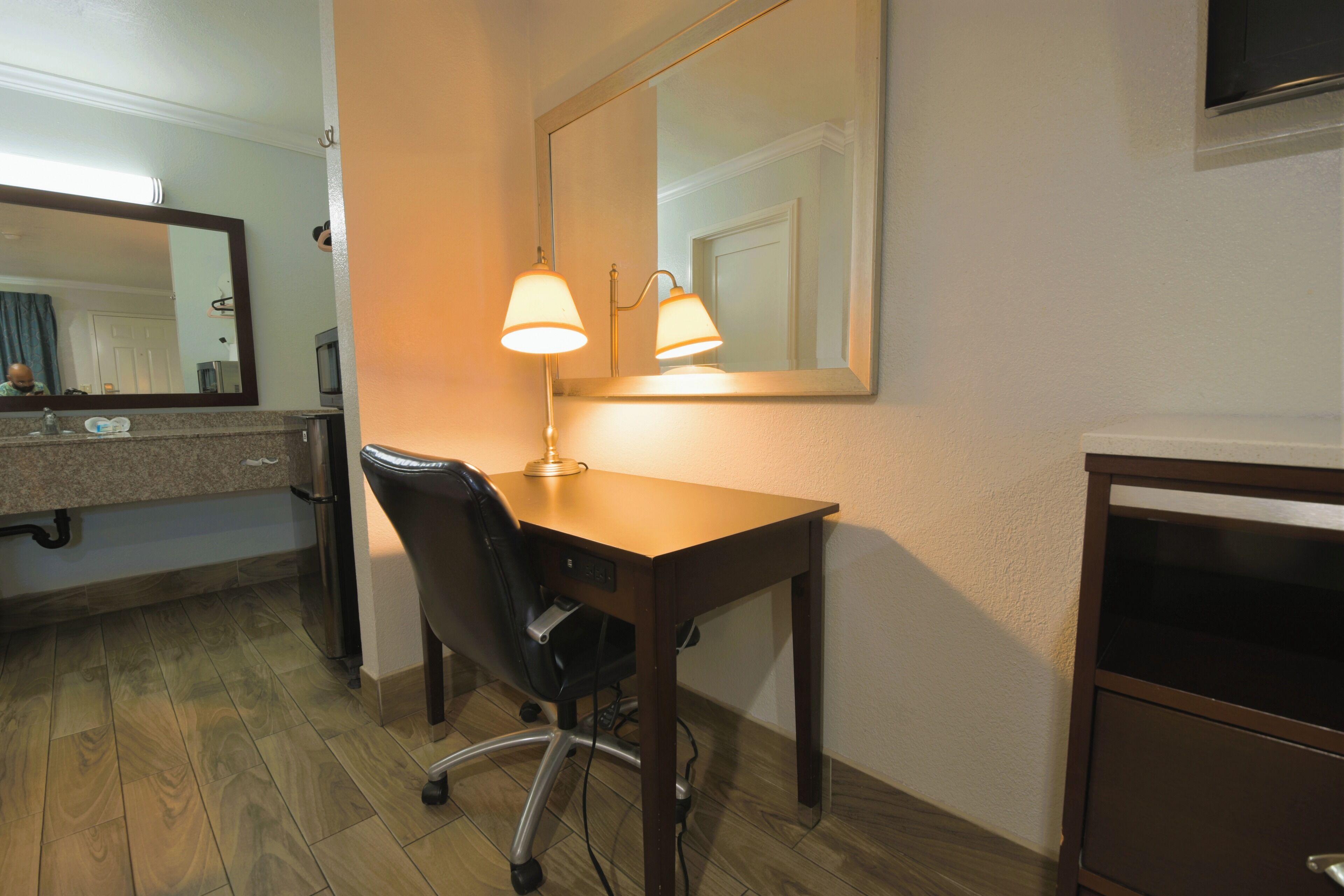 Minibar, caja de seguridad en la habitación y escritorio 