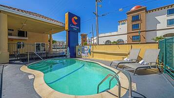 Hồ bơi ngoài trời phục vụ theo mùa