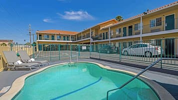 Kolam renang outdoor musiman