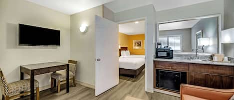 Bügeleisen/Bügelbrett, Babybetten, Zustellbetten, kostenloses WLAN