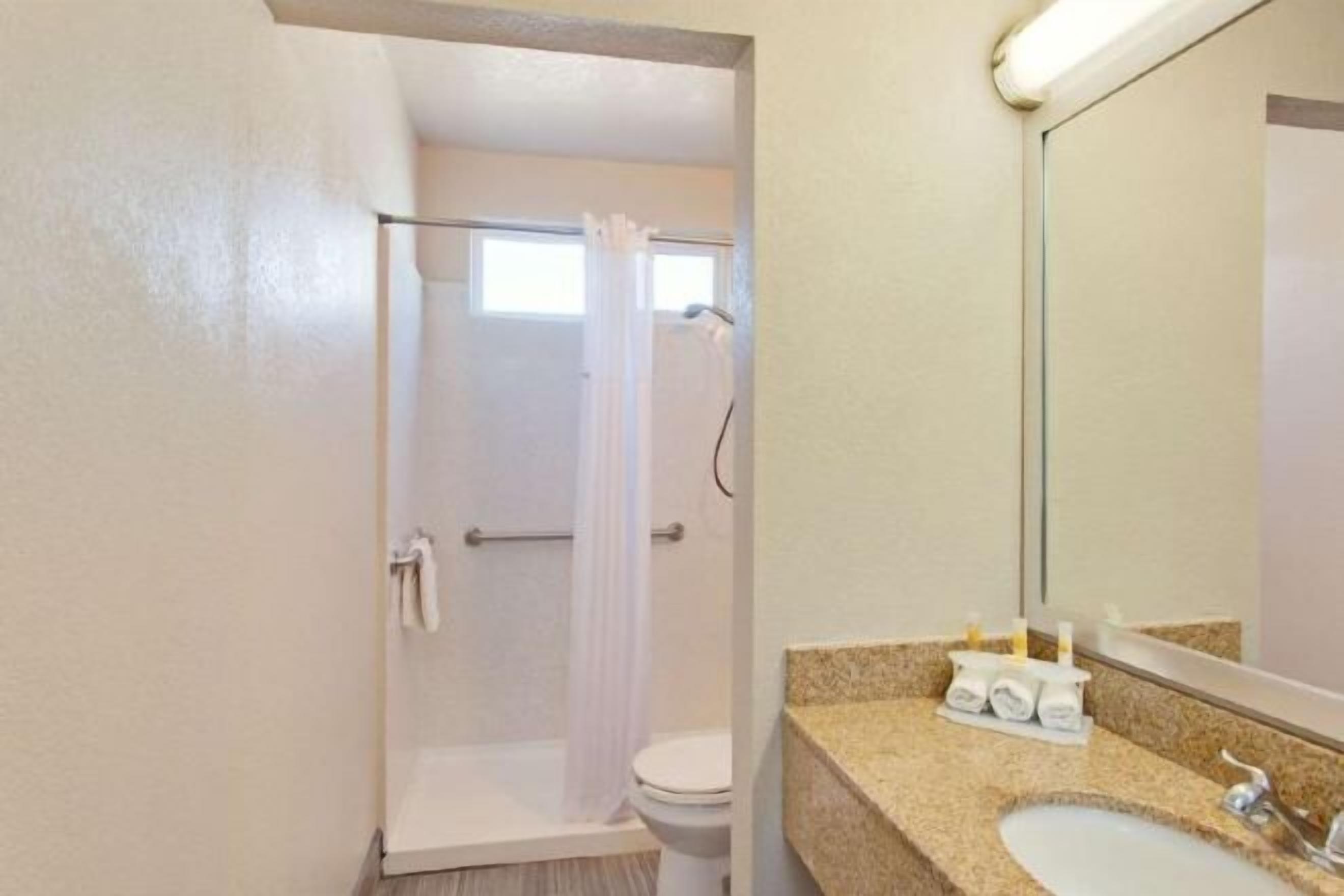 Duschwanne, kostenlose Toilettenartikel, Haartrockner, Handtücher