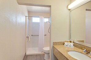 Combined shower/tub, free toiletries, hair dryer, towels